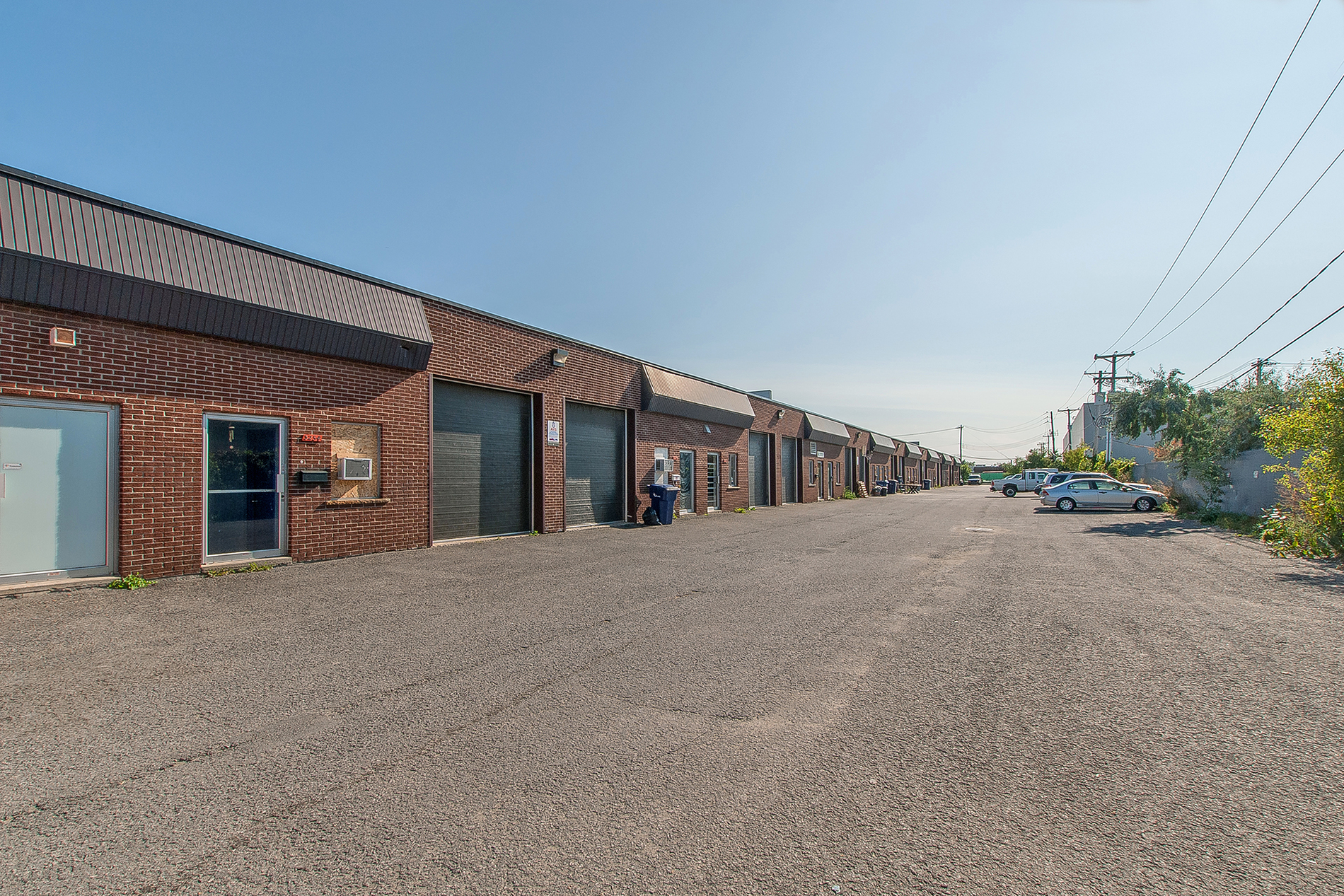 Local industriel/entreposage à louer au 3212-3250 Av. Françis Hughes, Laval — photo 2 sur 2