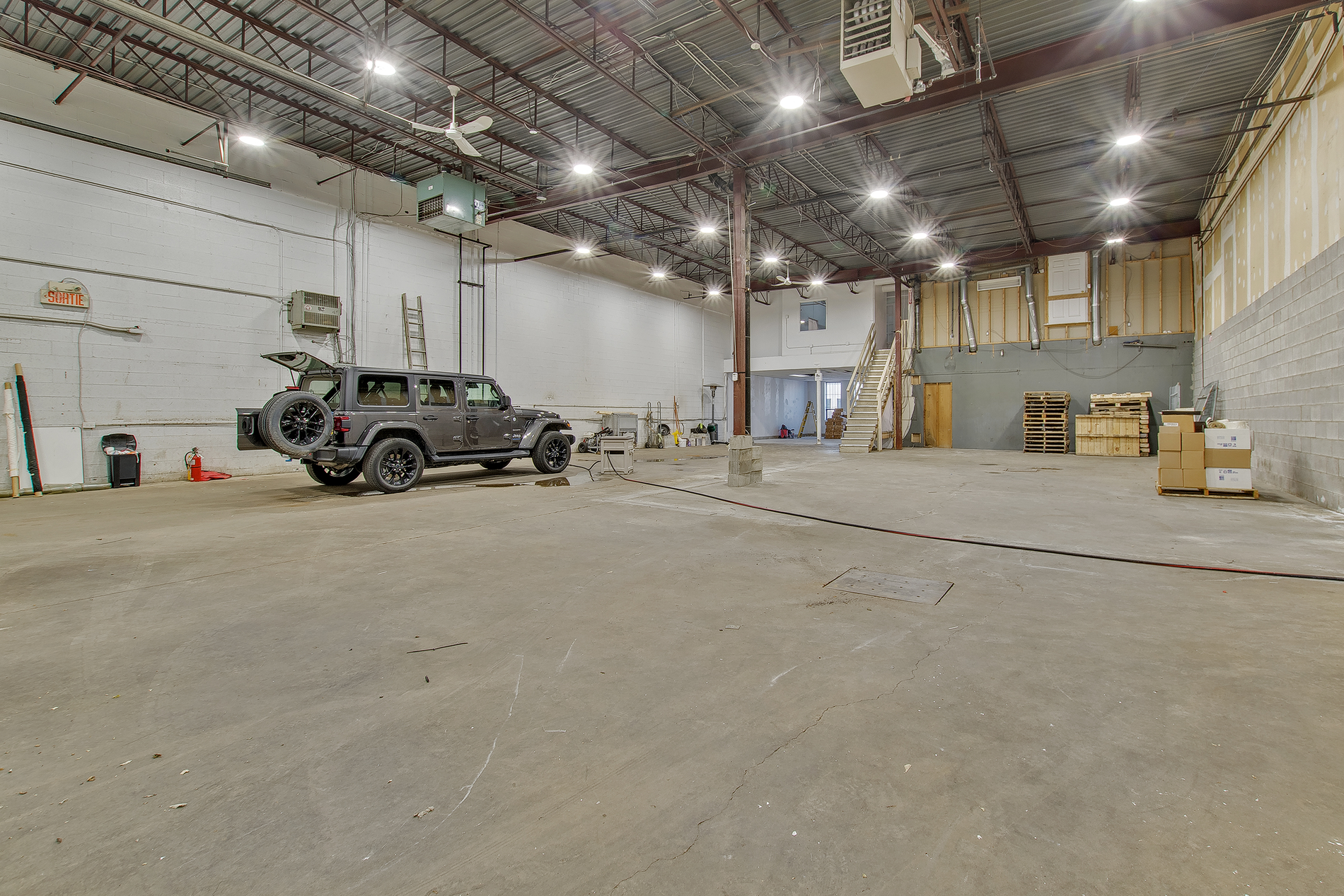 Local industriel/entreposage à louer au 904-910 rue Berlier, Laval — photo 4 sur 11