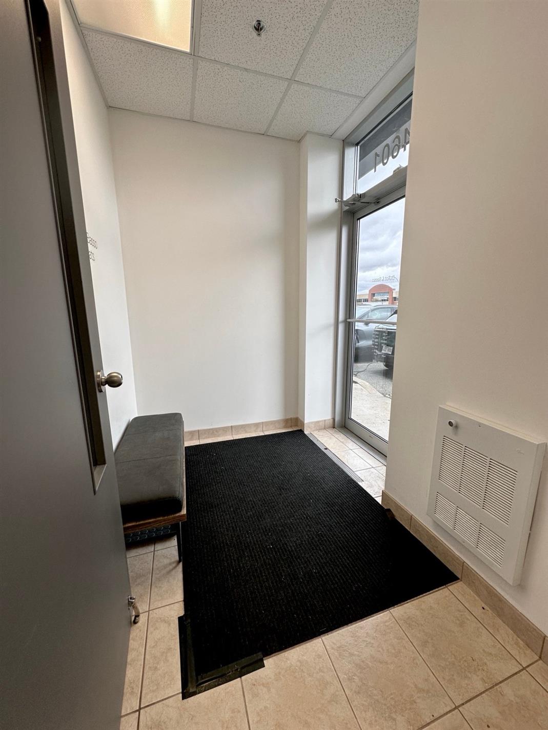 Bureau à louer au 4601 rue Louis-B.-Mayer, Laval — photo 3 sur 6