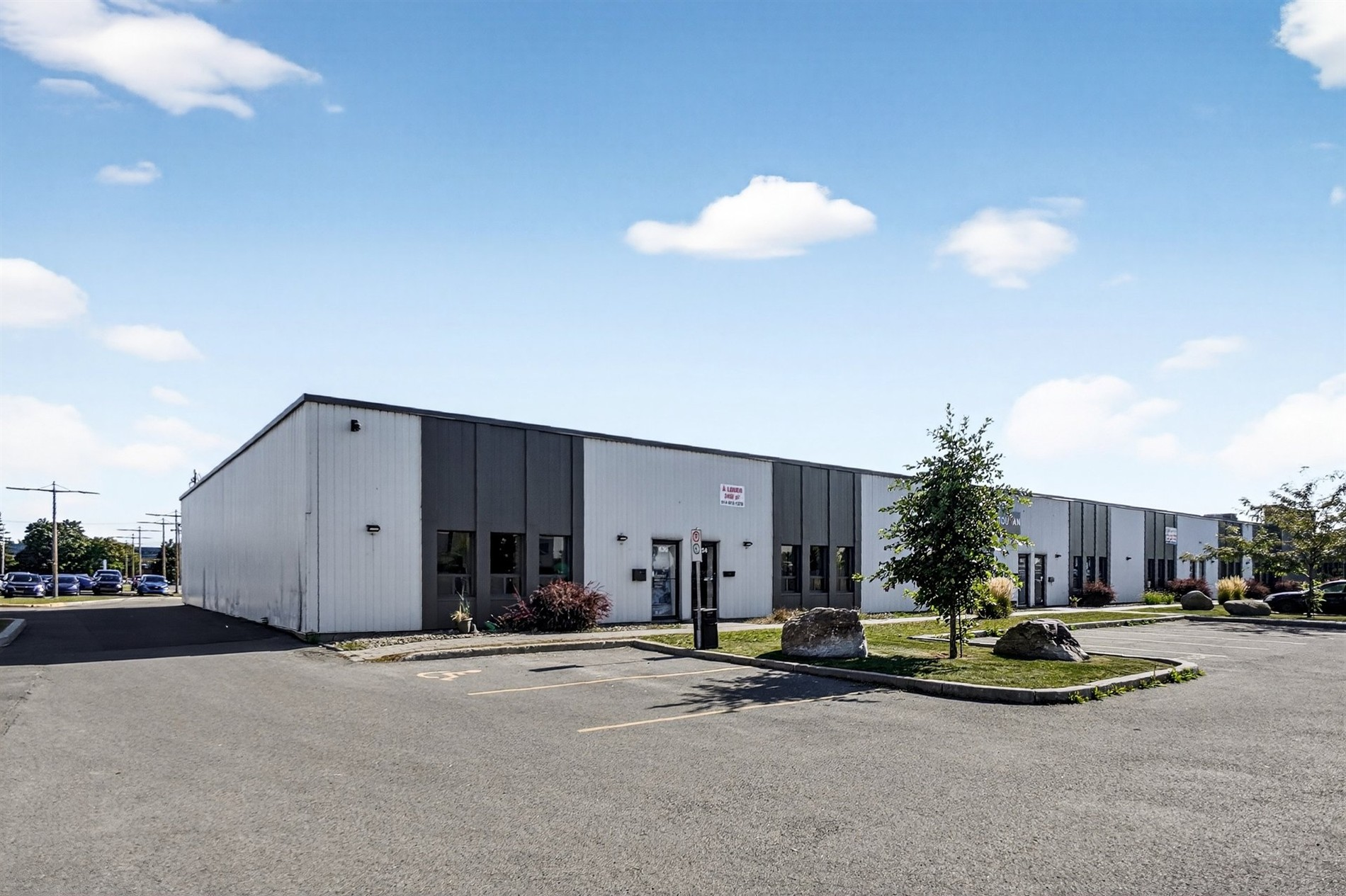 Espace industriel de 2 400 pi² à louer