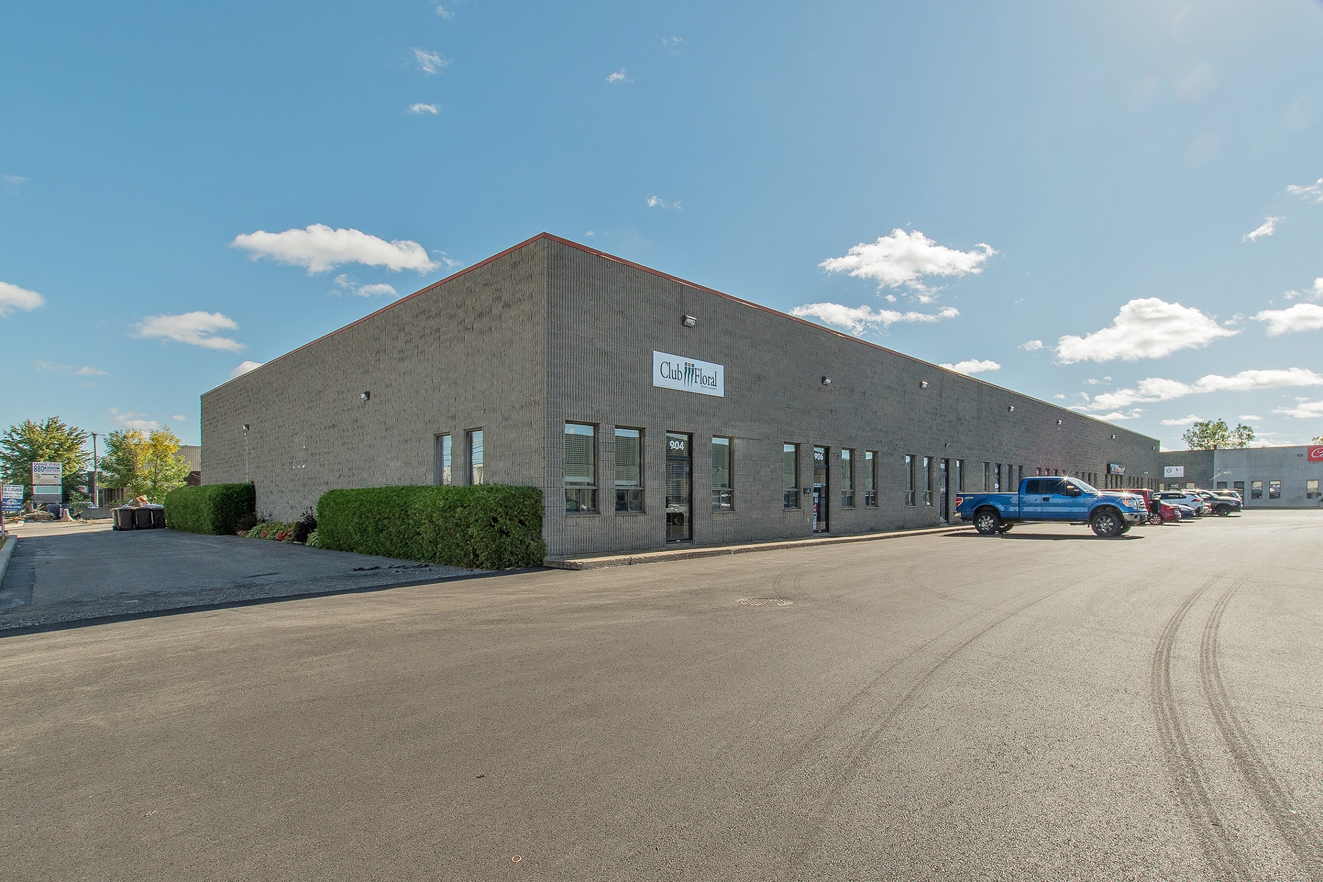 Local industriel/entreposage à louer au 904-910 rue Berlier, Laval — vue principale