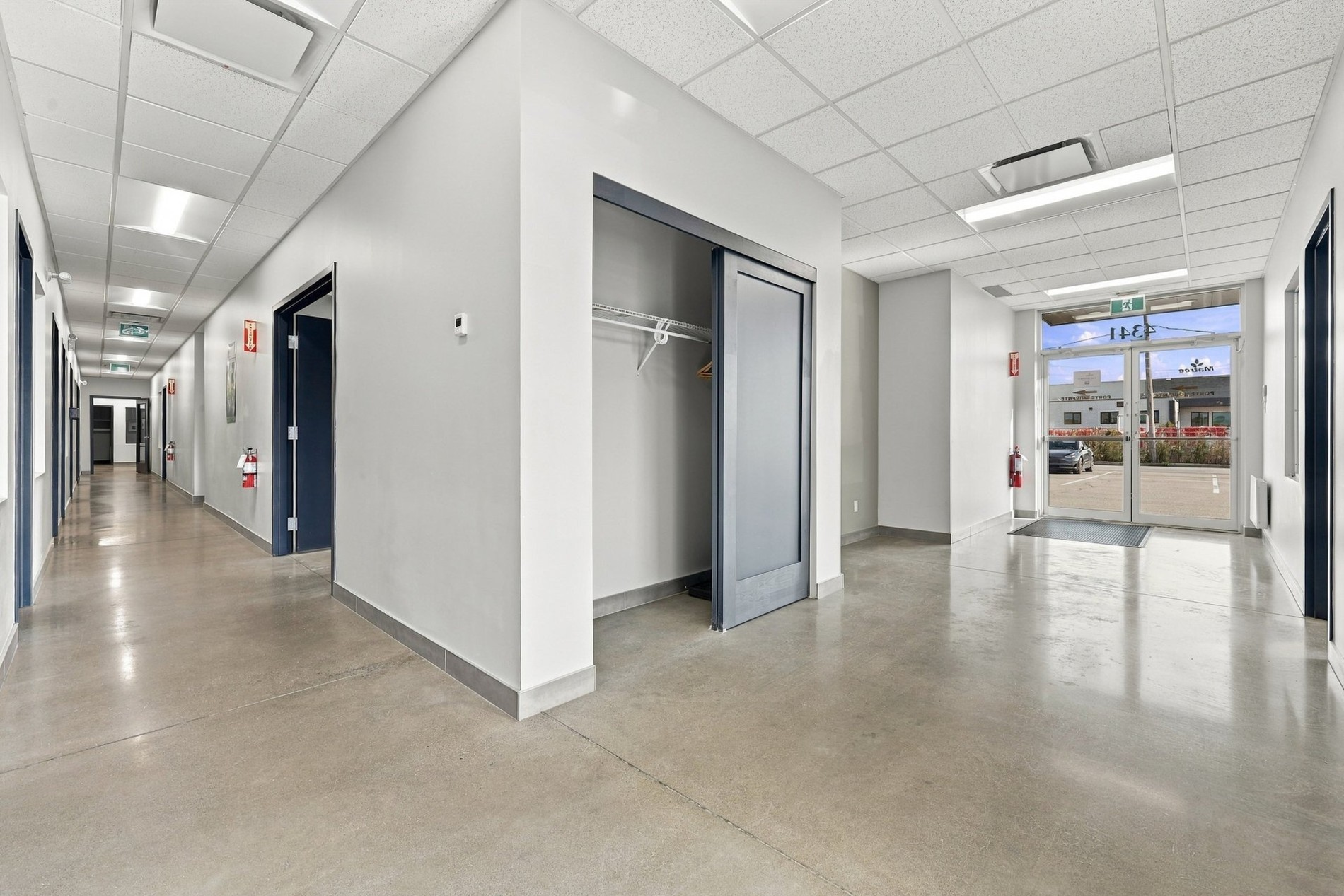 Bureau à louer au 4337 Boul. St-Elzear O., Laval — photo 3 sur 9