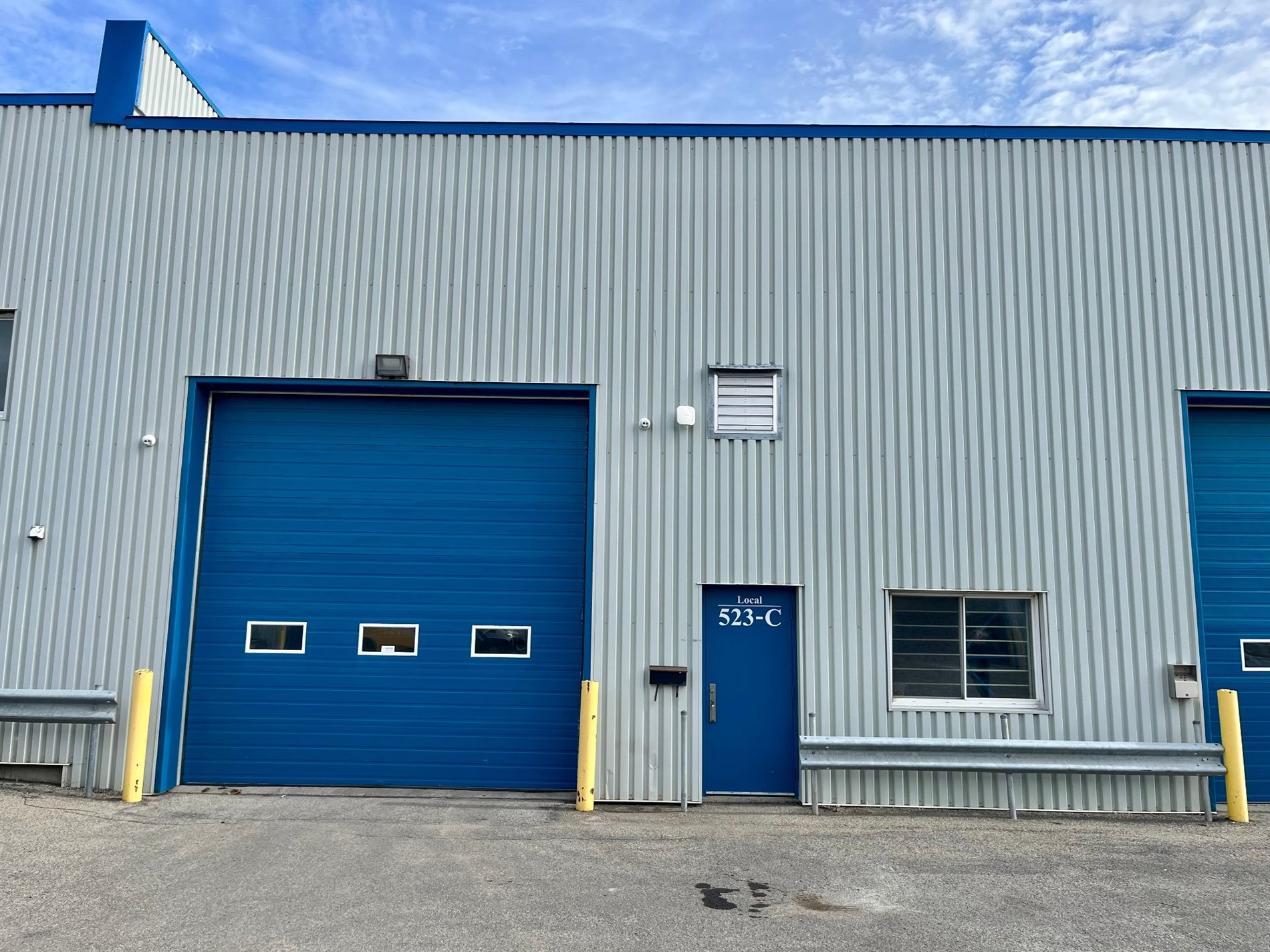 Espace industriel de 2 450 pi² à louer