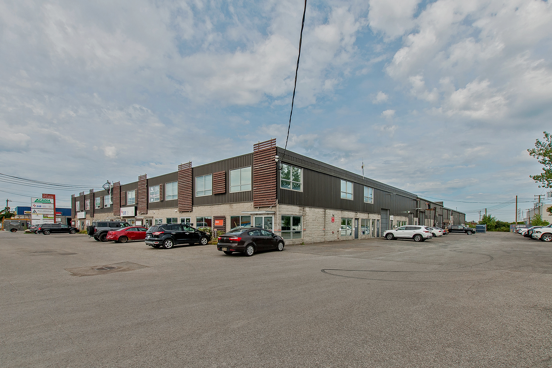 Local industriel/entreposage à louer au 311 St-Elzéar Ouest, Laval — vue principale