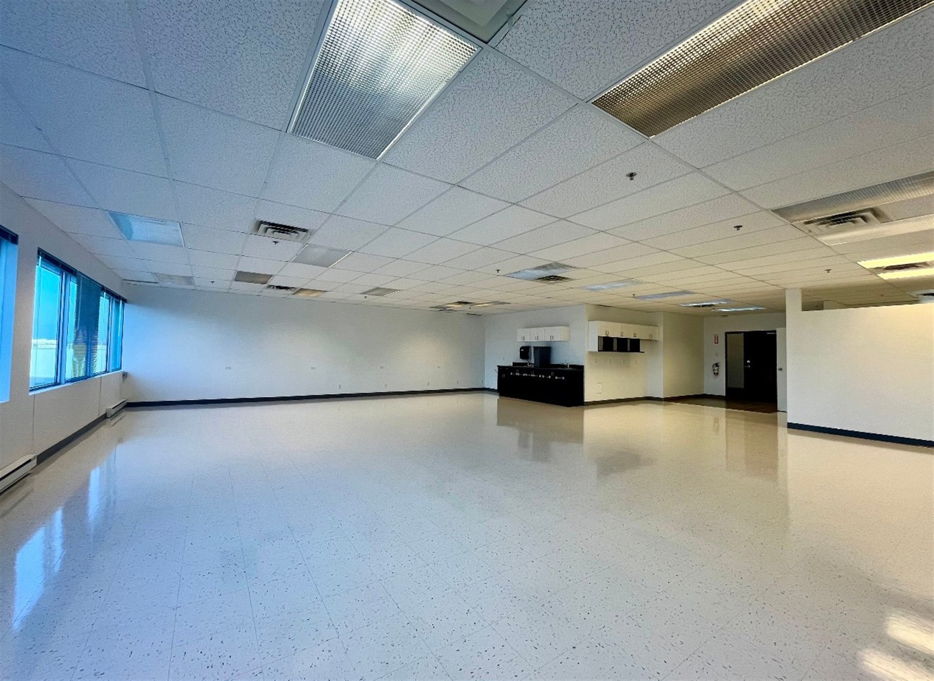 Bureau à louer au 4451-4479 Aut. Jean-Noël-Lavoie (A-440), local 275, Laval — photo 4 sur 7